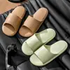 Atacado chinelos internos para casa chinelos masculinos e femininos antiderrapantes para banheiro banho resistentes ao desgaste sandálias para casais fabricantes
