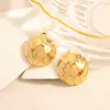 Pendientes de Acero Inoxidable Europeos y Americanos Semicírculo Retro Patrón W Esfera Exquisita Chapados en Oro Impermeables Presión de Aceite Pendientes con Textura Estilo Hong Kong