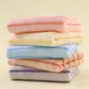 Toalla de Terciopelo de Coral con Rayas Verticales Toalla Suave Absorbe Agua y No Suelta Pelusa Toalla Catiónica Patrón Estrecho Secado Rápido Venta al por Mayor de Fábrica