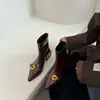 Botas de Moda Apontadas Botas de Cano Curto Europeias e Americanas para Mulheres Outono e Inverno Botas Versáteis para Mulheres Moda Salto Bloco Botas Emagrecedoras Design de Nicho Sensação de Alto Padrão