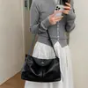 Bolso bandolera retro de piel suave transfronterizo nuevo para mujer, con un estilo relajado, cierre de solapa y gran capacidad, adecuado para ir al trabajo y como bolso de mano