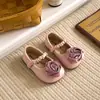 Zapatos de cuero de punta fina estilo francés, nueva colección primavera/otoño 2026, zapatos de princesa florales estilo coreano para niñas, merceditas planas de suela blanda