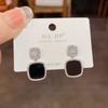 Pendientes de placa geométrica con microincrustaciones de circonita, estilo retro francés, con personalidad de nicho y diseño versátil para mujer.