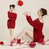Estudio Fotográfico Nuevo Tema de Año Nuevo Traje Rojo Atmósfera Chica Dulce Interior Foto Fotografía Arte Foto Ropa