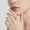 Anillo de Moda Exclusivo Transfronterizo en Forma de V Tendencia Ins Europea y Americana Versátil Ajustable Anillo Abierto con un Toque de Alta Gama Joyería de Acero de Titanio
