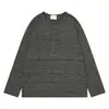 Camiseta de manga larga a rayas grises y rojas estilo vintage con cuello Henry para hombre y mujer, con botones de cuerno, corte holgado, camiseta básica casual estilo japonés