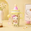 A caneca térmica Hello Kitty é fofa e estilosa, com um pingente de boneca ensolarada, grande capacidade, adequada para uso de meninas na escola e no escritório.