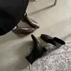Botines livianos, suaves, de corte bajo, elásticos y ajustados, con un tacón grueso de 5 cm, cierre trasero y un diseño de punta cuadrada estilo coreano.