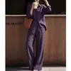 Elegante conjunto de camisa feminina para o outono de 2026, apresentando um tom roxo relaxado e descontraído, adequado para o estilo intelectual e "old money".