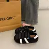 2025 Nuevo Estilo Otoñal Zapatos Blancos Versátiles en Capas de Suela Gruesa para Mujer Puntera de Concha Zapatillas Niche Deportivas Casuales Zapatos de Pan