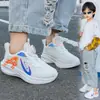 Tênis esportivo infantil primavera e outono 2026 novos sapatos infantis sapatos casuais de corrida com sola macia tênis de basquete para meninas do ensino fundamental