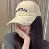 Boné de Baseball Off-White Bordado com Letras Rasgadas Estilo Retrô Americano para Mulheres Verão Casual Fino Versátil Boné de Pato Tendência