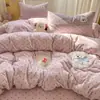 Conjunto de cuatro piezas de patchwork de terciopelo de leche e imitación de piel de conejo bordado, funda de edredón de invierno gruesa y cálida, juego de sábanas para dormitorio de estudiante (tres piezas)