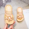 Pantuflas de niña verano nuevo 2025 antideslizantes suela suave estilo princesa flor pequeña fresca sandalias planas de doble uso