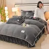 Conjunto de Quatro Peças de Lã Leite Espessa e Quente para Outono e Inverno Cor Sólida Estilo Saia de Cama de Luxo Leve Conjunto de Três Peças de Flanela de Alta Gramatura