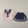 Conjunto de verano para niña 2026 nuevo estilo infantil de bebé moderno coreano con cuello marinero y corbata, manga corta, falda corta, conjunto de dos piezas