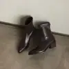 Botas da Moda Estilo Britânico 5,5cm Temperamento Elegante Emagrecedoras 2026 Novidade Outono/Inverno Bico Fino Salto Bloco Zíper nas Costas Botas Curtas para Mulheres
