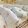 Conjunto de Quatro Peças de Veludo Leite Outono e Inverno 2025 Novo Desenho Animado Fofo Espessado Quente Cobertor de Veludo Coral Lençóis de Cama Conjunto de Três Peças