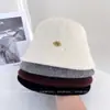 Chapéu de Balde de Lã com Logo Pequeno, Moda Nova Estilo Japonês para Mulheres, Chapéu de Pescador Casual Versátil de Inverno, Quente e Moderno