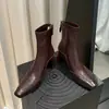 Botas curtas quadradas de salto alto robusto para mulheres, novo estilo coreano de outono e inverno 2026, botas curtas da moda com zíper traseiro, botas de cano curto ajustadas