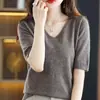 Blusa de verão versátil feminina, elegante para o trabalho, camisa de malha de manga curta com decote V, modeladora, leve, blusa básica simples em bege