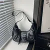 Bolsa de axila dulce y genial estilo motocicleta, nueva colección otoño 2026, bolso bandolera de un solo hombro, adecuado para el trabajo y los desplazamientos, con diseño de media luna tachonado