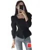 Camisa personalizada con escote cuadrado y una abertura en el dobladillo