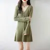Cardigã de malha 100% lã feminina, gola V, abotoado, casaco de comprimento médio, caimento justo, vestido longo até o joelho, suéter, novo estilo moderno