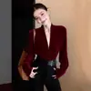 Elegante top de terciopelo color burdeos con cuello en V y manga larga, nueva colección primavera 2026, blusa ajustada para outfit de Año Nuevo
