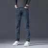 Jeans grises y azules de alta gama elegantes de Hong Kong para hombre, verano 2026, finos, corte slim, rectos, elásticos, versátiles.