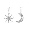 Nuevos pendientes sencillos transfronterizos de sol y luna. Pendientes abstractos asimétricos distintivos. Pendientes cortos huecos de estrella y luna.