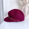 Fivela de Metal com Letra Moda Boné de Lã para Mulheres Outono e Inverno Retrô Versátil Chapéu Equestre Estiloso Tendência Chapéu de Cavaleiro