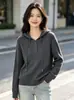 Suéter de tricô casual com capuz e mangas compridas estilo coreano para mulheres, nova moda de outono de 2026, estiloso, modelador e versátil.