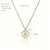Colar Pequeno Redondo com 26 Letras Simples Europeu e Americano Nicho Corrente de Clavícula Versátil INS Aço Inoxidável Banhado a Ouro 18K Feminino