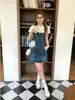 Vestido jeans com suspensório mini, juvenil e que reduz a idade, para mulheres, estilo de verão para baixinhas, elegante e sofisticado, vestido estilo workwear retrô americano