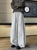 Calça Casual Reta Solta Desconstruída com Corte Curvo Outono Nova Sweatpants High Street para Homens com Costura Visível Tendência 2026 Estilo Americano Color Block