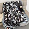 Novo Lenço de Seda Estilo Europeu e Americano para Mulheres, Venda Quente Comércio Exterior Protetor Solar de Verão Lenço de Praia, Estampa de Leopardo Multiuso, Tendência de Alto Padrão