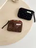 Bolsa de maquillaje estilo retro con estampado floral y de lunares, un organizador portátil de tela para llevar en la mano, perfecto para guardar labiales y artículos pequeños