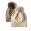 Cachemira 2025 Otoño e Invierno Nuevo Sombrero Trenzado Cálido para Exterior con Protección para las Orejas con Bola de Pelo de Rombos Sombrero Casual de Punto para Mujer