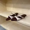 ¡El primer encuentro con pantuflas para pies sudorosos! Nuevas sandalias de verano de punta cuadrada con una sola tira para mujer, estilo retro de Hong Kong para usar al aire libre