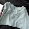Camiseta fina de verano azul bebé pura de diseño único con pliegues, cuello en V irregular, manga corta en el hombro, top simple versátil para mujer