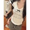 Camiseta Coreana Blanca de Gatito Lindo Hombro Derecho Manga Corta Diseño de Verano para Mujer Lazo Dulce Sexy Top Corto