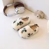 Chinelos peludos infantis de desenho animado transfronteiriços, novo modelo outono e inverno 2026, chinelos de algodão quentes de pelúcia para meninas, para uso externo