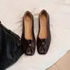 Sapatos femininos de couro super macio, estilo old money, com pregas, salto grosso, bico quadrado, salto médio, fivela de metal, sapatos baixos retro franceses