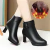 Botas altas de cuero de punta fina para mujer, zapatos de algodón, botas forradas de felpa, botas sencillas Otoño/Invierno 2026, tacón grueso, zapatos para madre, cálidos