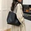 Bolsa Feminina Fashion de Grande Capacidade para Outono Bolsa Tote Simples Retrô Bolsa para o Dia a Dia de Alta Qualidade Versátil Bolsa de Ombro