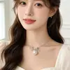 Collar de Perlas con Lazo Dulce para Mujer, Diseño de Lujo Ligero, Cadena de Perlas de Moda para Clavícula, Aretes y Accesorios de Cuello Estilo Francés al por Mayor
