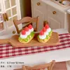 Resina Transfronteiriça Miniatura Artificial Geleia de Matcha Bolo de Creme de Morango Acessórios para Joias DIY Ornamentos para Casa de Bonecas