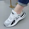 Novos sapatos casuais 2024 para homens e mulheres com malha respirável, sapatos casuais esportivos, sola macia, tecido fly woven, sapatos de casal, transfronteiriços