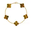 Pulsera Mini Trébol de Cuatro Hojas Flor Única Chapada en Oro Rosa de 18 Quilates con Ágata Roja, Artesanía de Precisión CNC, Directamente de la Fábrica Fuente